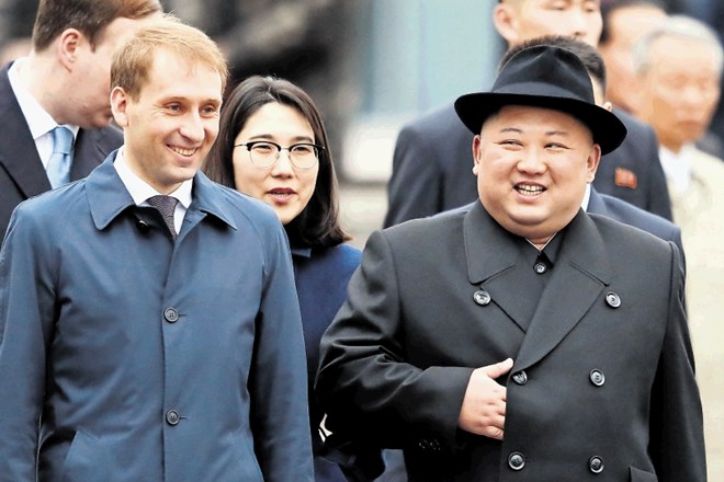 Nasmejani Kim Jong Un je z vlaka v ruskem Vladivostoku sestopil s klobukom na glavi.