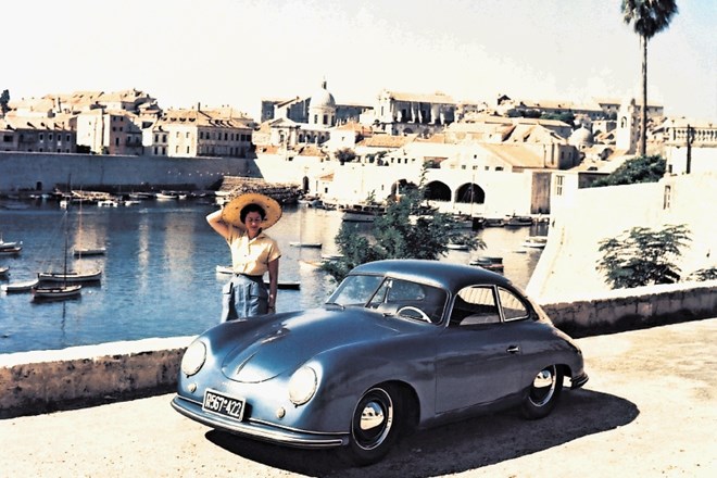 Porsche 356 zaradi visoke cene sprva ni prepričal kupcev, kasneje pa je postal zelo priljubljen, sploh kot kabriolet.