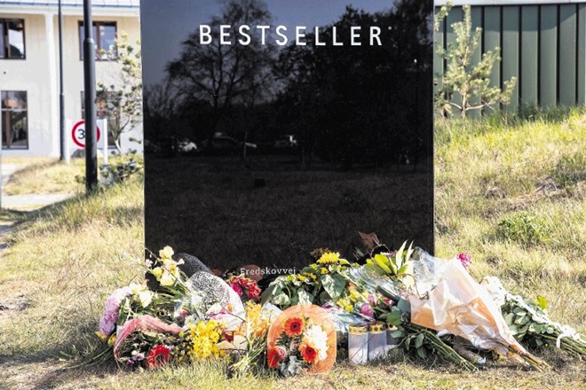 Sosedi, prijatelji in znanci so pred sedež podjetja Bestsellers v danskem kraju Brande v znamenje žalovanja za tremi ubitimi...