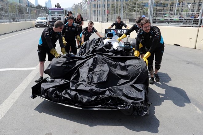 Prvi prosti trening F1 v Bakuju odpovedan zaradi jaška
