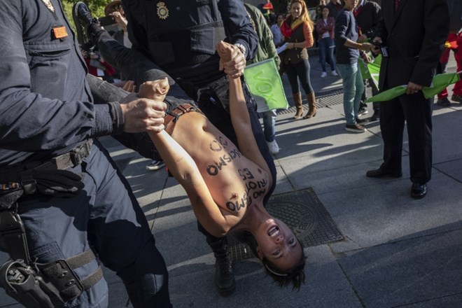 #foto Razgaljene feministke zmotile predvolilno zborovanje španske skrajne desnice
