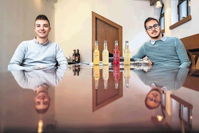 Mladi podjetnik Sloveniji predstavil dobrodejno pijačo kombuča