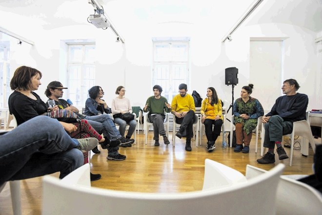 Srečanja skupine Slišanje glasov potekajo tako, da se udeleženci usedejo v krog in se pogovarjajo o različnih temah.