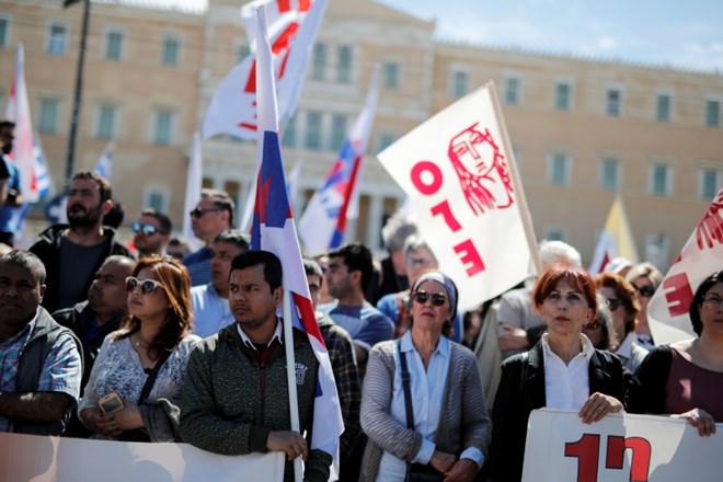 #foto V Grčiji ob prvem maju stavka ohromila javni promet 