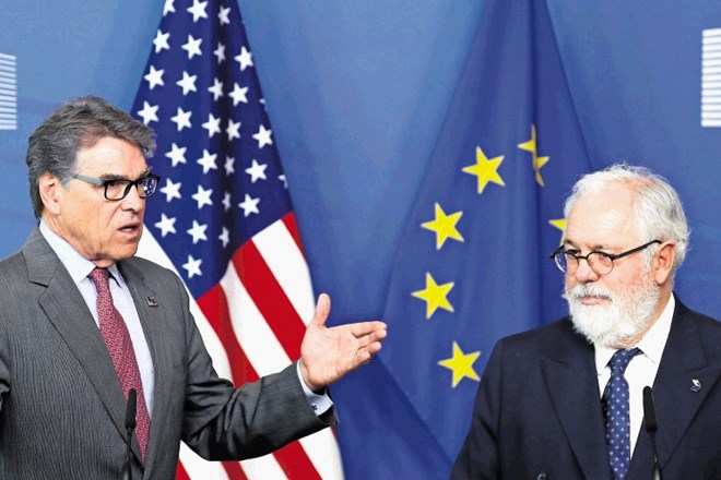 Ameriški minister za energetiko Rick Pery (na fotografiji levo ob komisarju Caneteju) je v Bruslju lobiral za povečanje...