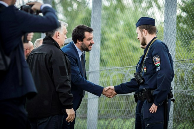 #foto Orban sprejel Salvinija pred ograjo na meji s Srbijo