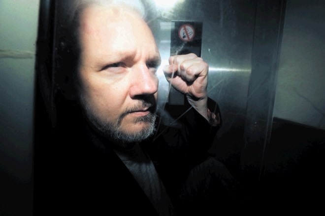 »Julian Assange je največji novinar našega časa!« je nekdo zaklical z galerije na sodišču, 47-letni Avstralec pa je  bojevito...