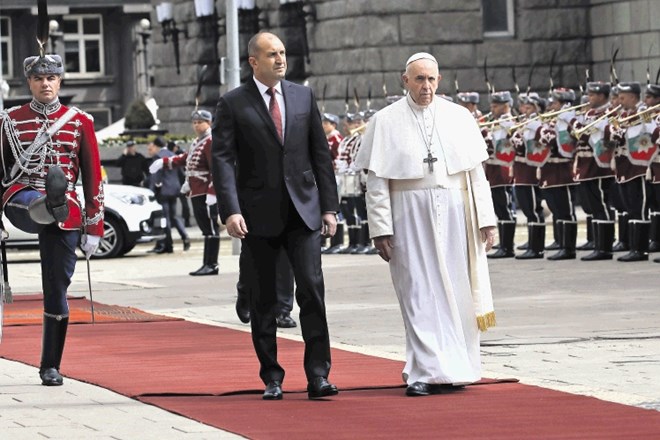Papež Frančišek in bolgarski predsednik Rumen Radev v Sofiji pregledujeta častno četo.