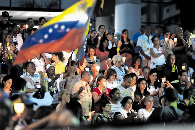 V Caracasu so prebivalci z zastavami in svečami počastili spomin na žrtve nedavnega nasilja v venezuelskem glavnem mestu.