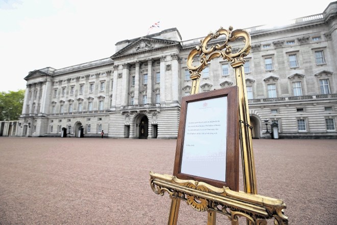 Uradno oznanilo o rojstvu novega kraljevega potomstva se po tradiciji objavi na tabli, ki jo postavijo pred Buckinghamsko...