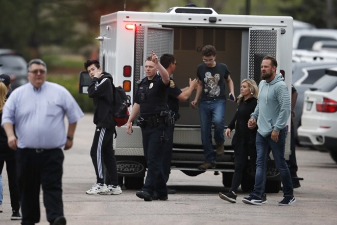 #foto V streljanju na šoli v ZDA en mrtev in več ranjenih dijakov