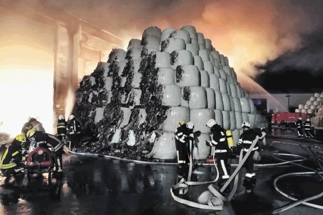 S požarom se je v prvih urah borilo več kot sto gasilcev, ki so na kraj pridirjali v 24 gasilskih vozilih.