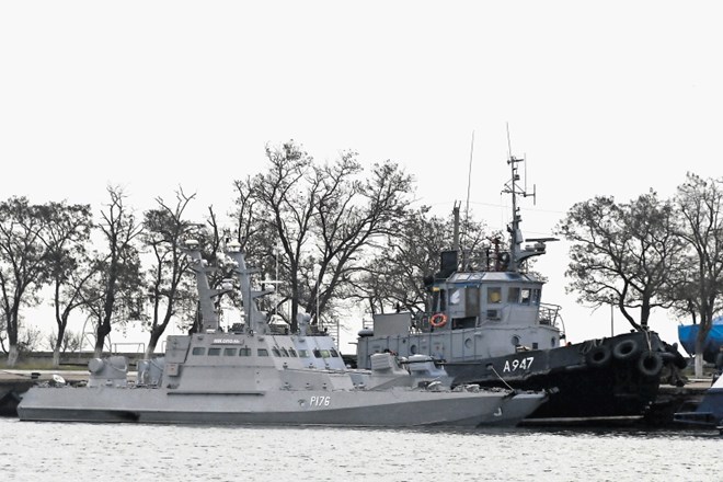 Ukrajinski patruljni čolni  v bližini Kerškega preliva, kjer so jih zasegle ruske oblasti.