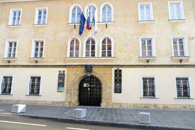 Občinska stavba, v kateri domuje tudi UE Kamnik, je še vedno v denacionalizacijskem postopku.