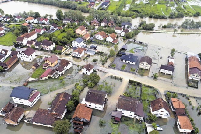 Poplavljalo je tudi v Bosni in Hercegovini. Na danes posneti fotografiji je bosansko mesto Sanski Most, kjer je poplavljala...