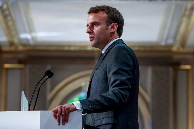 Macronu očitajo, da politično izkorišča “rešitev iz pekla”