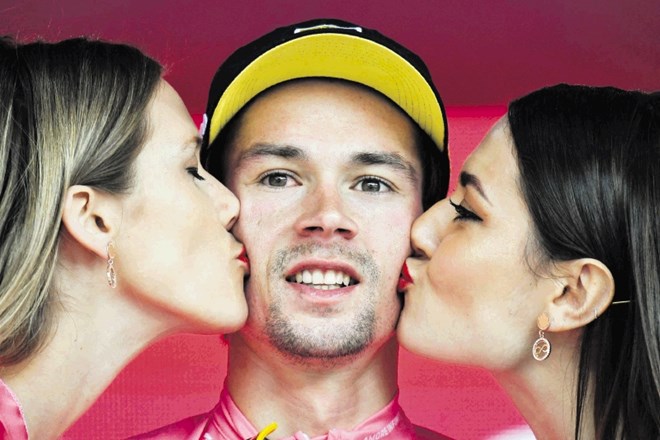 Primož Roglič je tudi peti dan kolesarske dirke po Italiji dobil nagrado, poljubčka manekenk za vodilnega v skupnem...