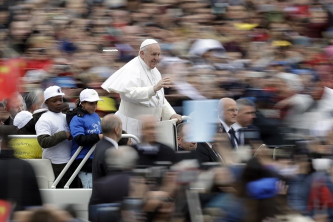 Otroci so se s Frančiškom in njegovim vozilom po osrednjem trgu v Vatikanu zapeljali pred današnjo papeževo splošno...