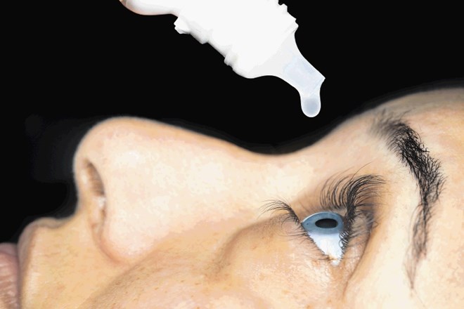 Umetne solze,  kapljice, ki so po sestavi podobne solzam, na površini očesa zadržujejo solzni film in tako vlažijo oko.