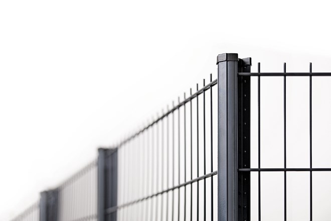 Skrita sponka zagotavlja lep videz in izenačeno podobo z obeh strani ograje.
