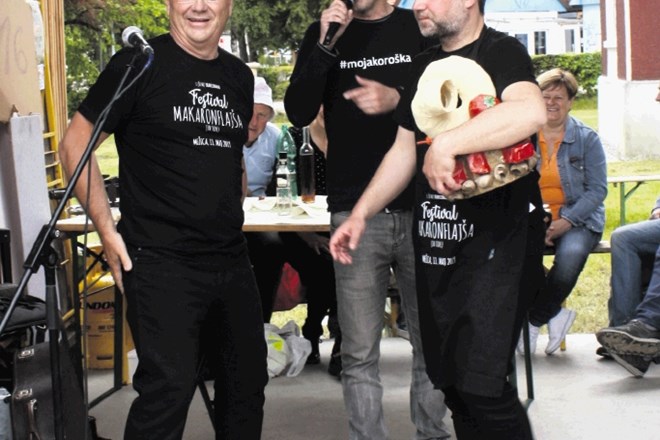 Mežiški župan Dušan Krebel (levo), Večerov komentator in urednik Tomaž Ranc ter organizator Dejan Dimec s krono...