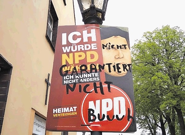 Popravljen plakat skrajno desne stranke NPD, ki je v prvotni verziji zagotavljal, da bi Martin Luther volil to stranko....