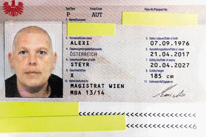 Alex  Jürgen s svojim novim potnim listom, v katerem je  njegov spol označen z X, ,kar  si je izboril na sodišču.
