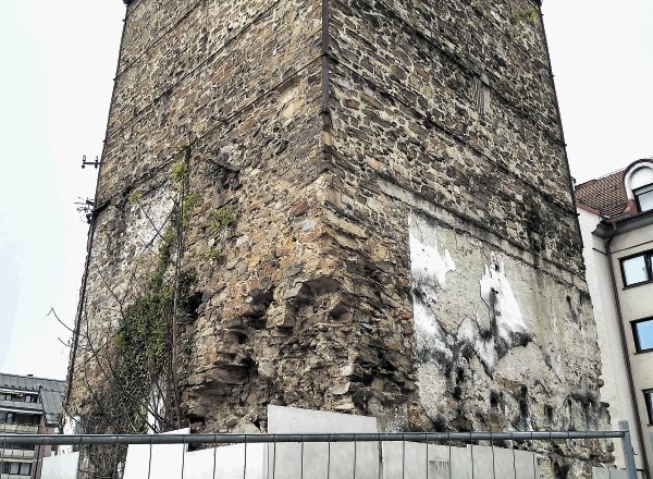Mariborski srednjeveški spomenik že desetletja klavrno propada, minuli teden se je sesedel vogalni del Čeligijevega stolpa.