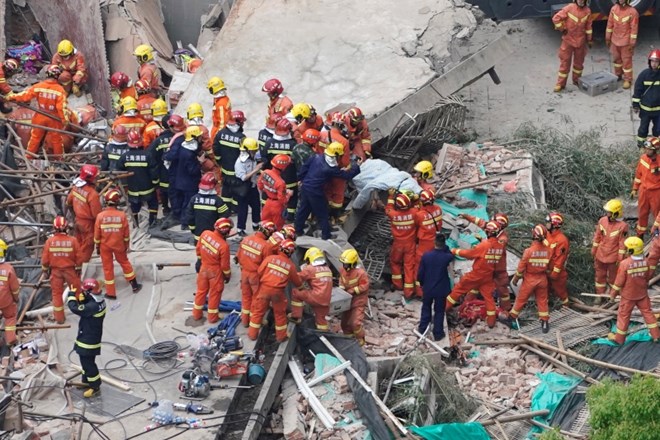 Število žrtev zrušenja strehe tovarne v kitajskem Šanghaju se je povzpelo na deset, so danes poročali kitajski mediji.