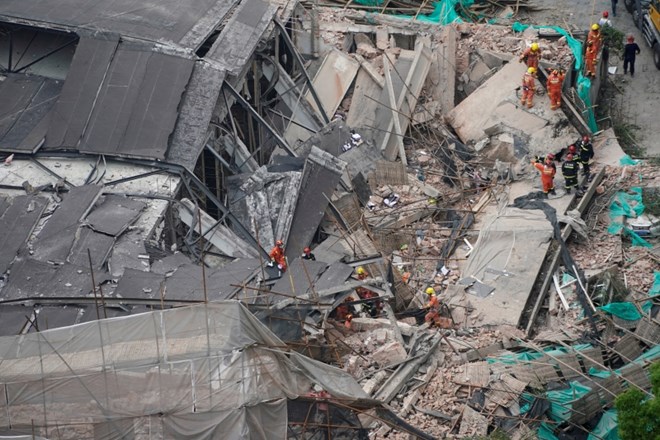 Po zrušitvi strehe tovarne v Šanghaju deset mrtvih 