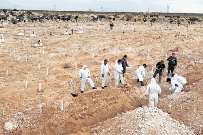 Forenziki v mestu Ciudad Juaerz pokopavajo neidentificirana trupla, verjetno žrtve kartelov in drugih kriminalnih združb.