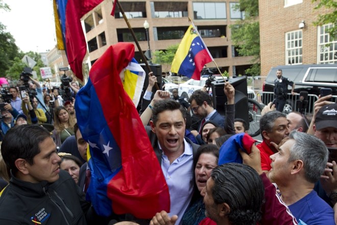 Iz venezuelskega veleposlaništva v Washingtonu odstranili Madurove privržence