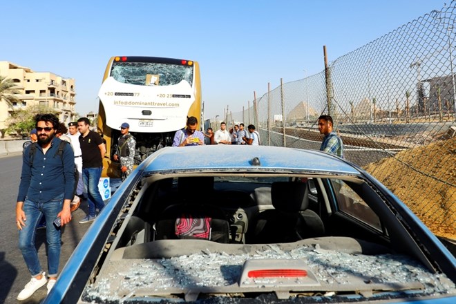 V egiptovski prestolnici Kairo je danes v bližini avtobusa s turisti eksplodirala eksplozivna naprava, pri čemer je bilo...