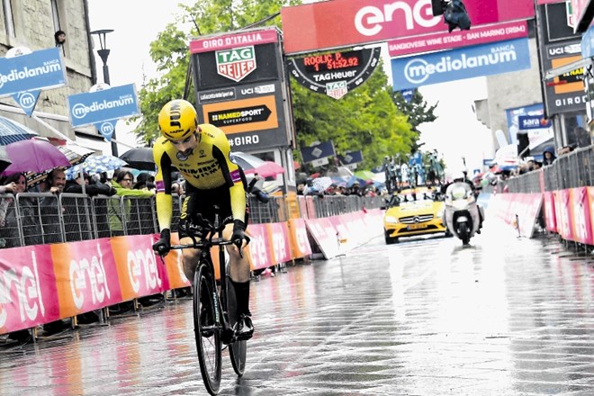 Slovenski kolesarski zvezdnik Primož Roglič je zmagal v včerajšnjem kronometru v dežju, ki se je končal v San Marinu. To je...
