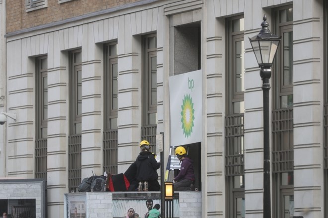 Aktivisti nevladne organizacije Greenpeace so danes onemogočili vstop v poslopje sedeža britanskega energetskega velikana BP...