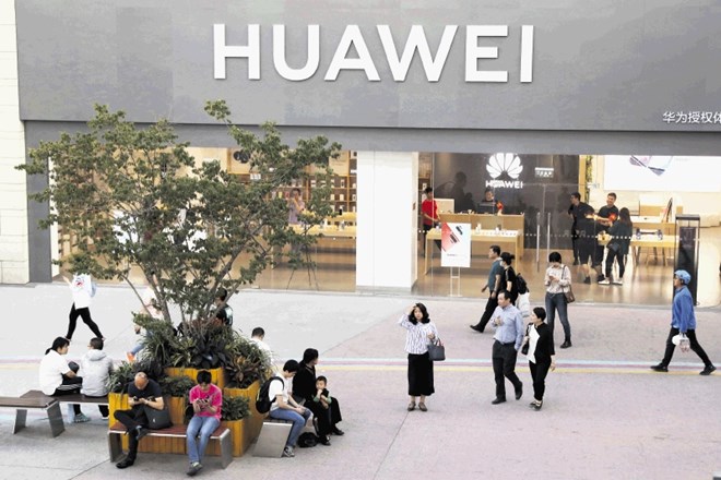 Za kitajske uporabnike Googlova odločitev o prekinitvi poslovanja s Huaweijem ne spremeni praktično ničesar. Na fotografiji:...