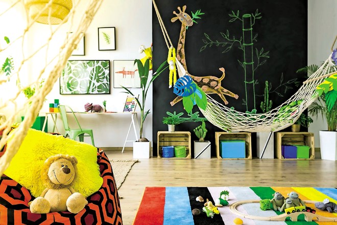 Dober primer ureditve otroške sobe s 70 odstotki energije jin, ki jo prispevajo temna tabla, svetel parket in pastelne barve....