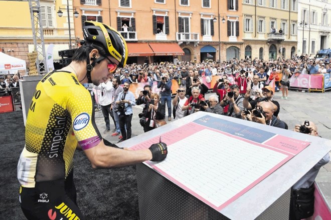 Primož Roglič se je danes v Ravenni  dobro razpoložen odpravil na start desete etape Gira d'Italia, v kateri je opravil svoje...