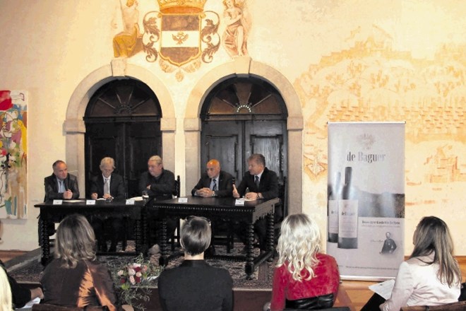 Predstavitev obnovljene kleti v viteški dvorani na gradu Dobrovo