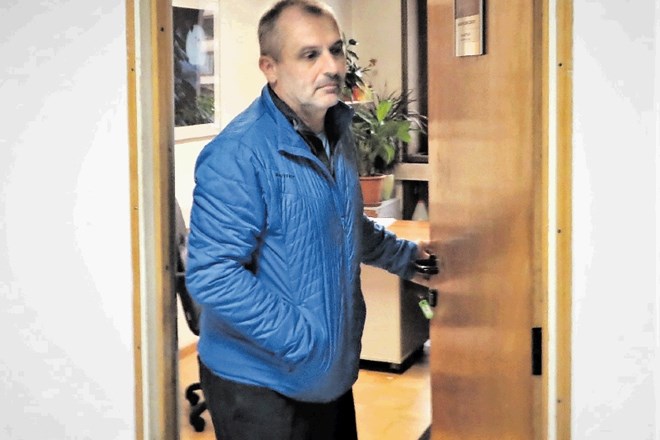 Najprej so kranjski svetniki Tomaža Krišlja potrdili za direktorja Gasilsko reševalne službe Kranj, ta teden pa so mu na...