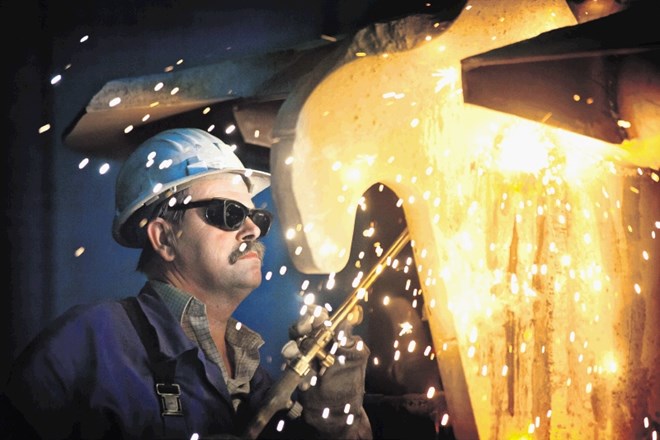 Likvidacija jeklarskega podjetja British Steel ogroža 25.000 delovnih mest.