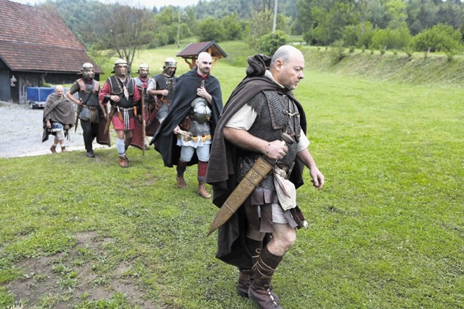 Približno osemdeset kilometrov so od Hrušice do Ljubljane prehodili možje v pristni rimski bojni opremi. Za pot so...