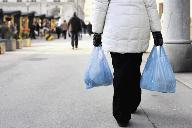 Brezplačne plastične nosilne vrečke so že prepovedane. S kodeksom pa za zdaj predvsem veliki trgovci prostovoljno stopajo še...