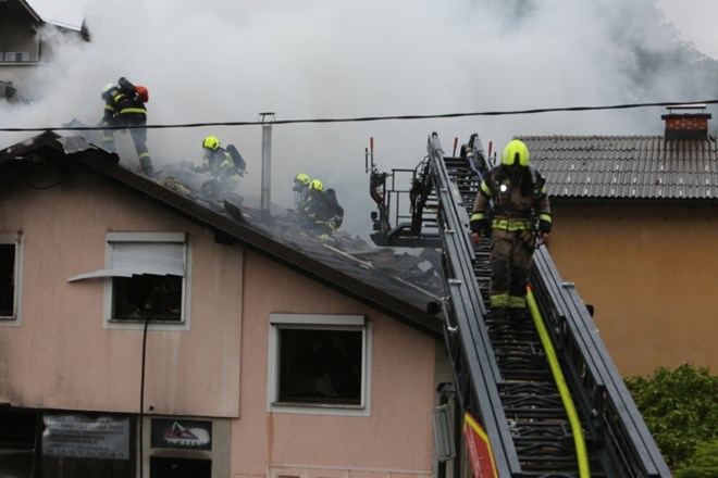 Po končanem gašenju so bile na hiši dobro vidne posledice požara: prizidek in spodnji prostori so uničeni, ogenj je dosegel...