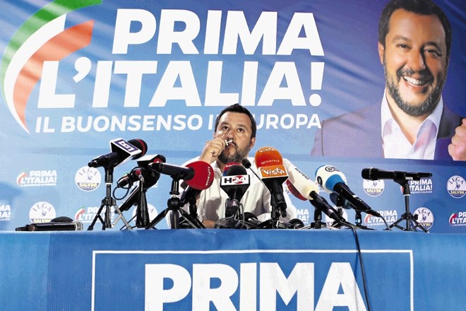Italijanski notranji minister in veliki zmagovalec volitev pri zahodnih sosedih Matteo Salvini poljublja križ ob zmagovalnem...