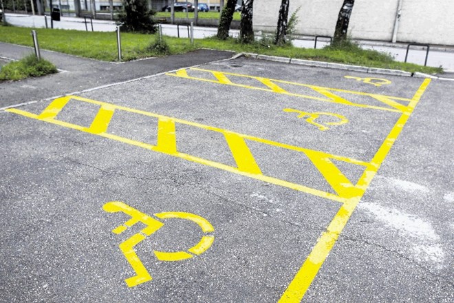 Skrb zbuja podatek, da so kršitelji na mesta za invalide pogosto parkirali tudi, ko so bila v bližini prosta več kot tri...
