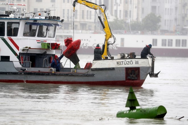 Reševalno-iskalno akcijo morebitnih preživelih otežuje slabo vreme in močan tok Donave.