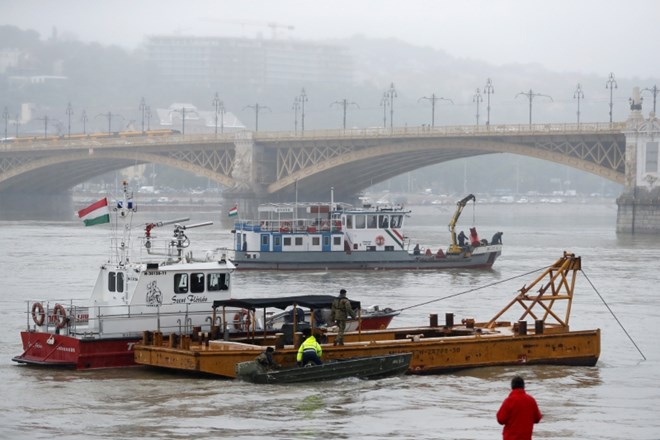 Reševalno-iskalno akcijo morebitnih preživelih otežuje slabo vreme in močan tok Donave.