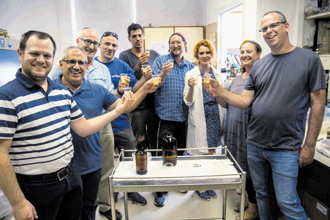 Dr. Ronen Hazan (drugi z leve) s svojo ekipo nazdravlja pivu, ki so ga zvarili iz več tisoč let starih kvasovk.