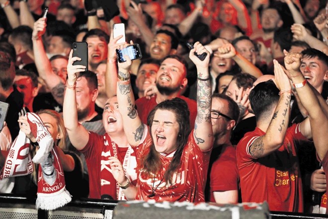 Tudi domače mesto Liverpool je bilo v soboto zvečer povsem rdeče.